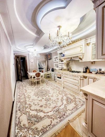 Продаю 4-комнатную квартиру, 177кв. м., этаж - 9/10, Асанбай мкр .