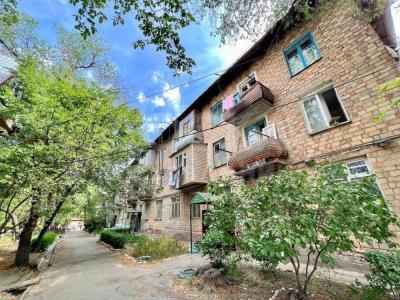 Продаю 2-комнатную квартиру, 44кв. м., этаж - 1/3, Ахунбаева/Шота Руставели .