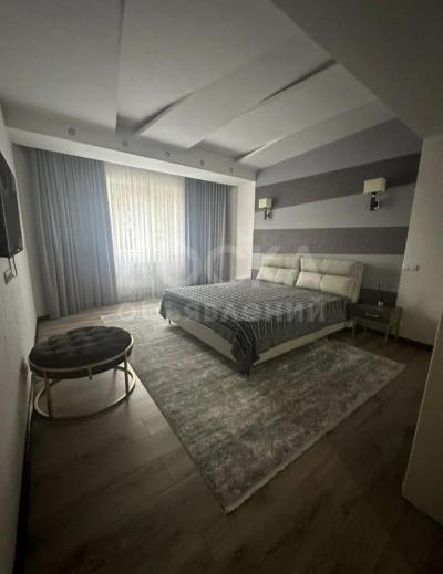 Продаю 4-комнатную квартиру, 194кв. м., этаж - 2/6, Дворец Спорта .