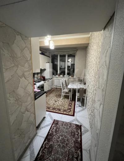 Продаю 2-комнатную квартиру, 76кв. м., этаж - 2/10, Молодая Гвардия .