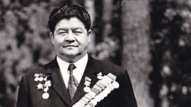 Ахматбек Суюмбаев