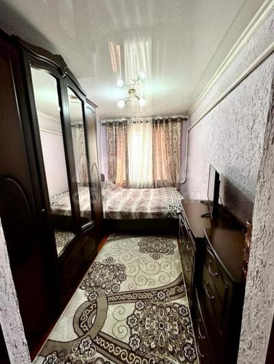 Продаю дом 3 жилые комнаты (спальня, детская , зал), просторная кухня , совмещенный сан.узел.-ком. 76 КВ.м.кв. м., этаж-1, 4 сотки -сот., стена пеноблок, Ориентир Аламединского рынка, пересечение рязанской с буденного.