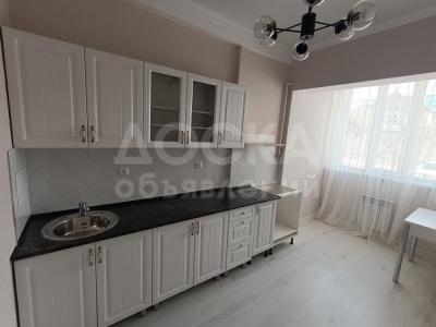 Продаю 1-комнатную квартиру, 42кв. м., этаж - 1/10, Токомбаева9/4.