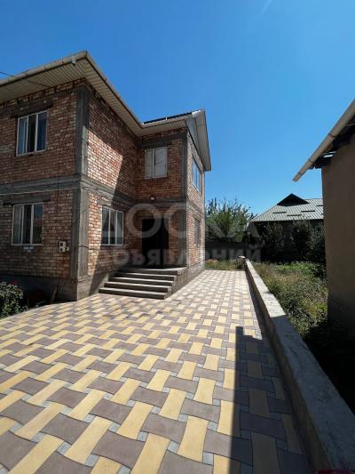 Продаю дом 8-ком. 200кв. м., этаж-2, 5-сот., стена кирпич, с.Новопавловка, ул.Нур (напротив дома 53).