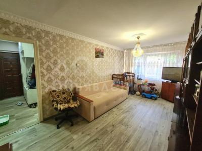 Продаю 2-комнатную квартиру, 44кв. м., этаж - 1/4, 8 мкр.