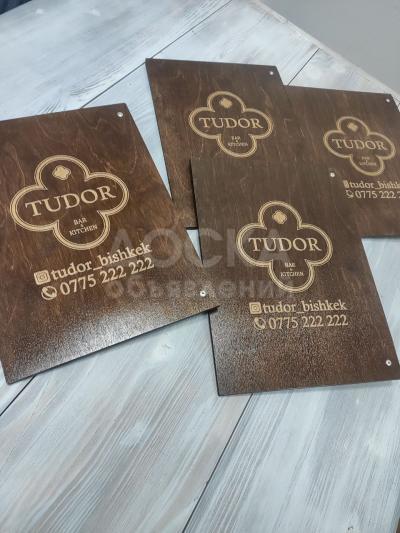 Изготовление тейбл-тентов, бейджей, салфетниц и органайзеров