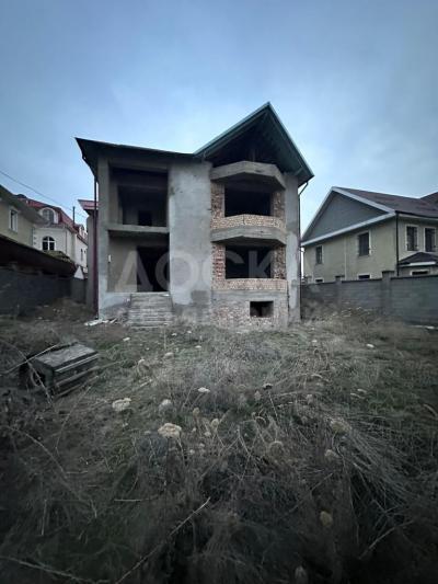 Продаю дом 5-ком. 450кв. м., этаж-2, 9-сот., стена кирпич, район "Оксфорд".