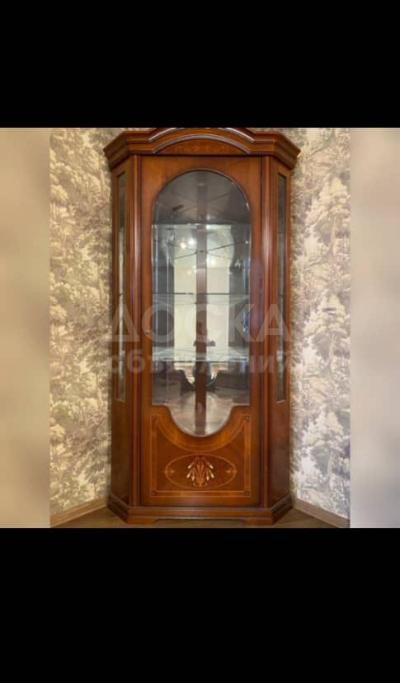 Продаю витрину угловую + комод, Италия.