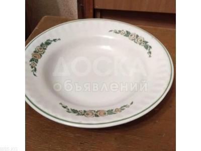 Продаю тарелки- полупорционки, ложки чайные (разнобой), вилки (разнобой), рюмки хрустальные, вазочки хрустальные, стаканы новые