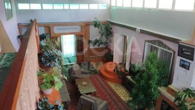 Продаю дом 10-ком. 100кв. м., этаж-2, 25-сот., стена кирпич, речка.