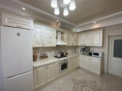 Продаю 4-комнатную квартиру, 133кв. м., этаж - 5/10, 12 мкр.