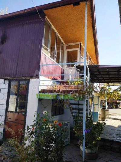 Продаю дом 3-ком. 216кв. м., этаж-1, 2-сот., стена другое, в районе 4 гор.больницы напротив остановки!!!.