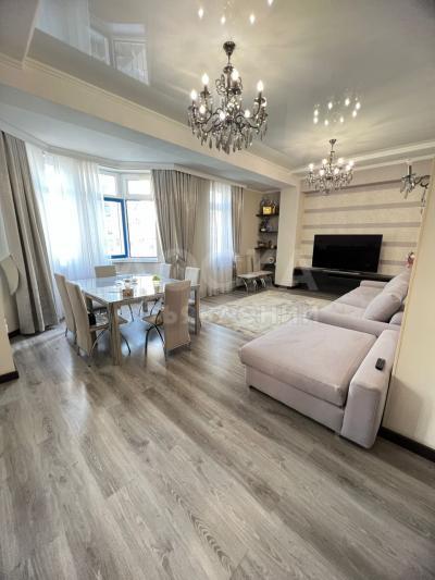 Продаю 4-комнатную квартиру, 170кв. м., этаж - 5/10, Магистраль/ Айтматова .