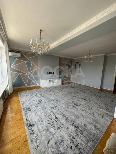 Продаю 4-комнатную квартиру, 210кв. м., этаж - 6/12, Токтогула/Тыныстанова.