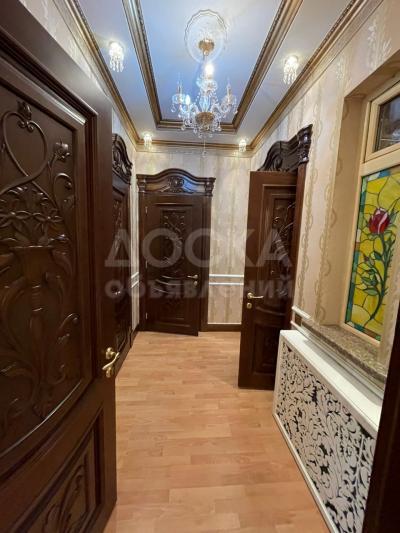 Сдаю дом 11-ком. 700кв. м., этаж-3, 5-сот., стена кирпич, Азия молл.