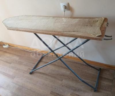 Продаю швейную ножную машинку, Две Гладильные доски, Вешалка настенная  Турник старый кривой, Четыре Телефона Две Радио Одна Электровибромассажер