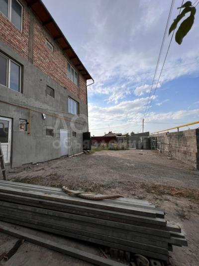 Продаю дом 5-ком. 200кв. м., этаж-3, 5.5-сот., стена кирпич, Кожобергенова 156а.