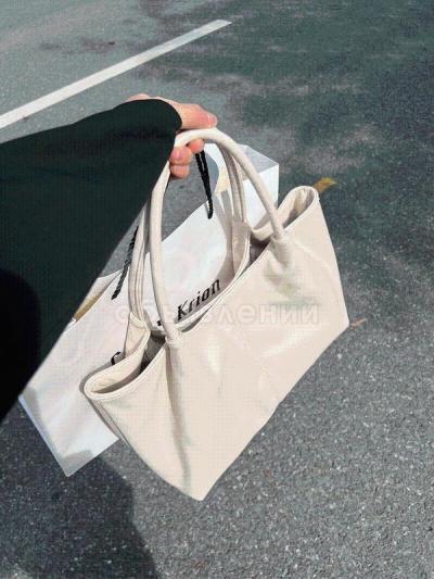 В наличии большая белая сумка