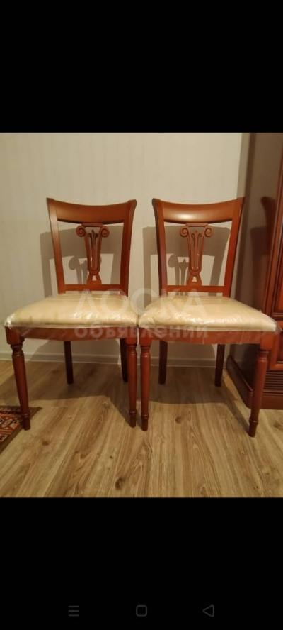 Продаю стол и стулья  8 шт