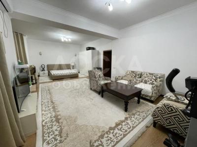 Сдаю дом 8-ком. 500кв. м., этаж-2, 8-сот., стена кирпич, акун.