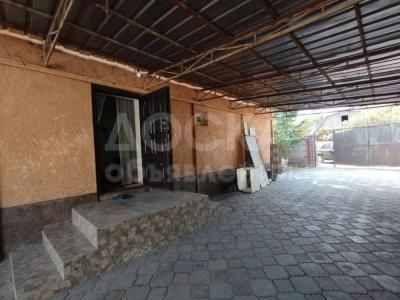 Продаю дом 3-ком. 82кв. м., этаж-1, 8-сот., стена саман, с. Пригородное, ул. Жаштык 2.