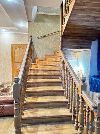 Продаю дом 8-ком. 319кв. м., этаж-3, 8-сот., стена кирпич, Жукеева-Пудовкина/Медерова.