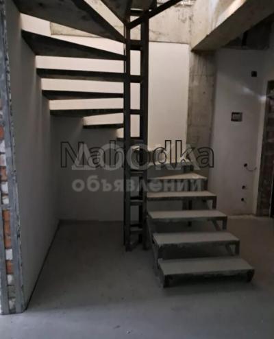 Продаю 2-комнатную квартиру, 80кв. м., этаж - 3/5, мкр. Аламедин-1.