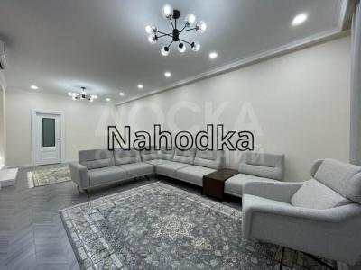 Продаю таунхаус 5-ком. 230кв. м., этаж-2, 3-сот., стена кирпич, с. Орто-Сай.