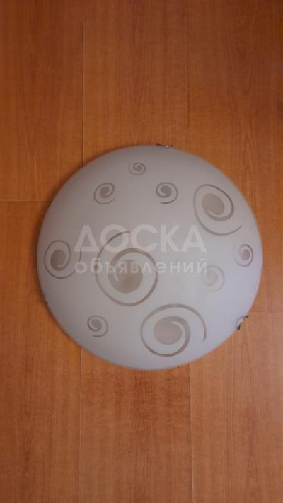 Светильник настенно-потолочный, 3 лампы. Плафон стекло. Диаметр 40см. Производство Турция. Состояние отличное.