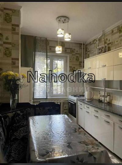 Продаю 3-комнатную квартиру, 62кв. м., этаж - 1/5, мкр. Аламедин-1.