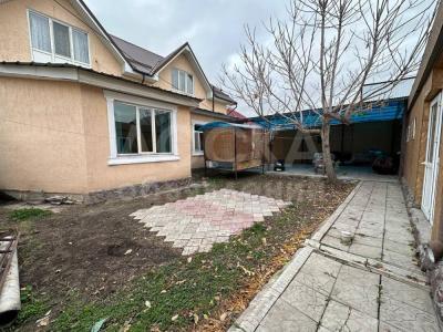 Продаю дом 8-ком. 240кв. м., этаж-2, 6-сот., стена кирпич, ул Карасаева.