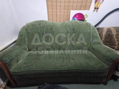 Продам Б/У диван зелëного цвета, без раскладного механизма.
