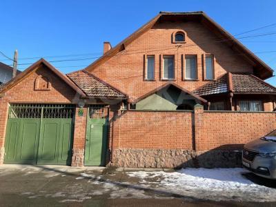 Продаю дом 6-ком. 190кв. м., этаж-2, 4-сот., стена кирпич, Карла Маркса Ахунбаева .