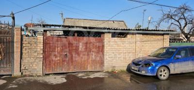 Продаю дом 2-ком. 60кв. м., этаж-1, 2,4-сот., стена кирпич, ОГОНБАЕВА 99.