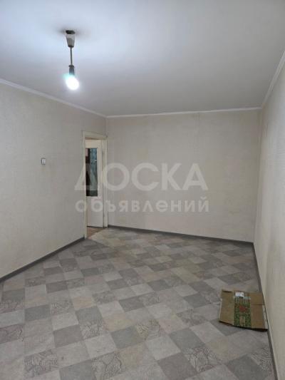 Продаю 1-комнатную квартиру, 32кв. м., этаж - 1/5, 8 мкр.