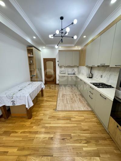 Продаю 3-комнатную квартиру, 137кв. м., этаж - 4/10, ул Коенкозова Сыдыкова.