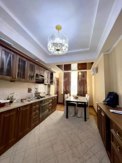 Продаю 5-комнатную квартиру, 171кв. м., этаж - 9/10, 12 мкр Нуркамала 1.