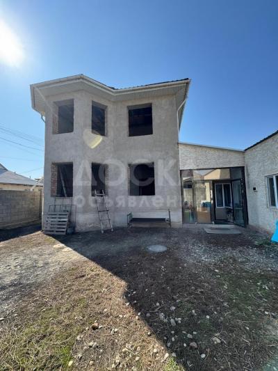 Продаю дом 4-ком. 224кв. м., этаж-2, 4,3 -сот., стена кирпич, Бийиктик 424а .