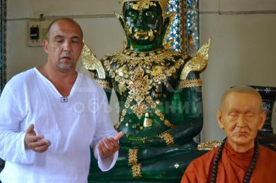 Каждый из нас хотел бы знать будущее и многие так поступают. Когда в жизни что-то не получается это личные отношения. Бегут к гадалкам получить расклад на картах.
Но самое большое заблуждение в том что вы думаете что можете повлиять на события в будущем.