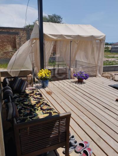 Сдаю на Иссык-куле 2х этажный дом Коттедж 80м2. В селе Чок-Тал напротив пансионата "Роял Бич". Сдача коттеджа на месяц 40 000 сом.Первый этаж студия кухня совмещённая с залом. Наверху 2 спальни. Водяной теплый пол/электричество + угольный.