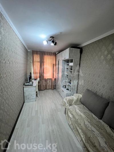 Продаю 4-комнатную квартиру, 100кв. м., этаж - 2/4, 10 мкрн.