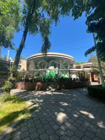 Продаю торговое помещение  1400кв. м., Парк Панфилова.