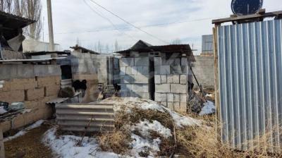 Продаю дом 2-ком. 35кв. м., этаж-1, 5-сот., стена другое, Бишкек ж/м Ак-Босого ул Чуй 39 .