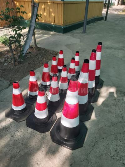 Продаю дорожные конусы и декоративные стойки и водоналивные барьеры.