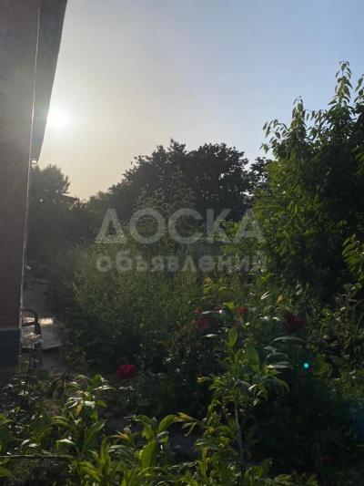 Продаю дом 12+1-ком. 650кв. м., этаж-2, 30-сот., стена кирпич, г.Ош, улица Ноокатский тракт 6-й километр, 11, в районе ДЭУ – 21, МЧС! .