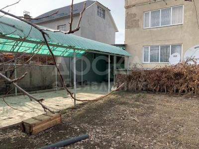 Продаю дом 8-ком. 330кв. м., этаж-3, 6-сот., стена кирпич, г. Каракол.