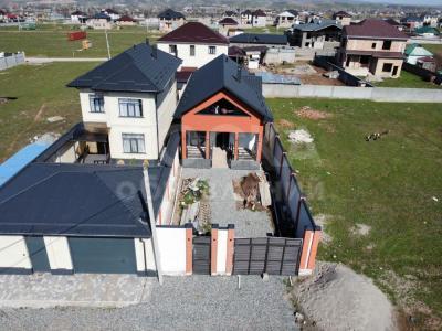 Продаю дом 7-ком. 260кв. м., этаж-2, 4-сот., стена кирпич, село Арашан (новостройка).