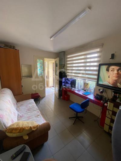 Продаю дом 6-ком. 300кв. м., этаж-2, 7-сот., стена кирпич, район Политеха, ул. Худайбергенова 81/1.