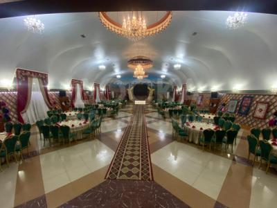 Добро пожаловать в ресторан Азат!✨
У нас вы найдете уникальный этнический интерьер, просторный зал на 350 персон и удобную парковку. Идеальное место для ваших праздников