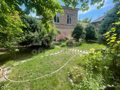 Продаю дом 8-ком. 245кв. м., этаж-2, 8-сот., стена кирпич, Азия Молл.